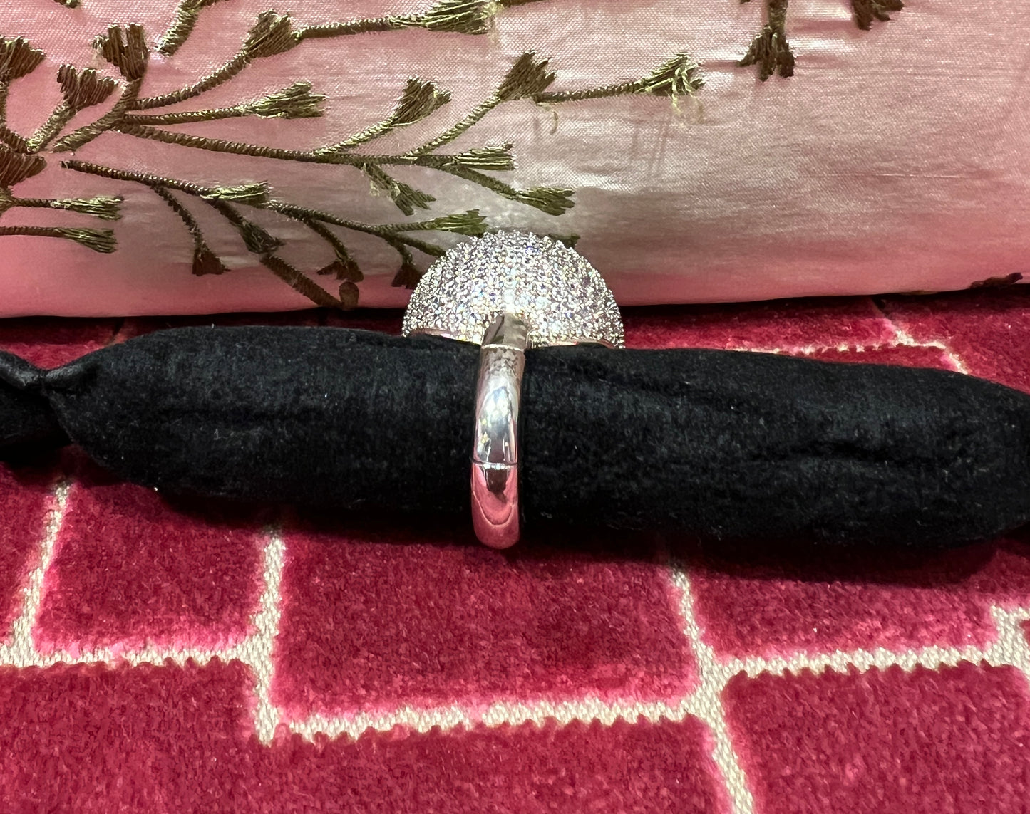 Anello con cristalli