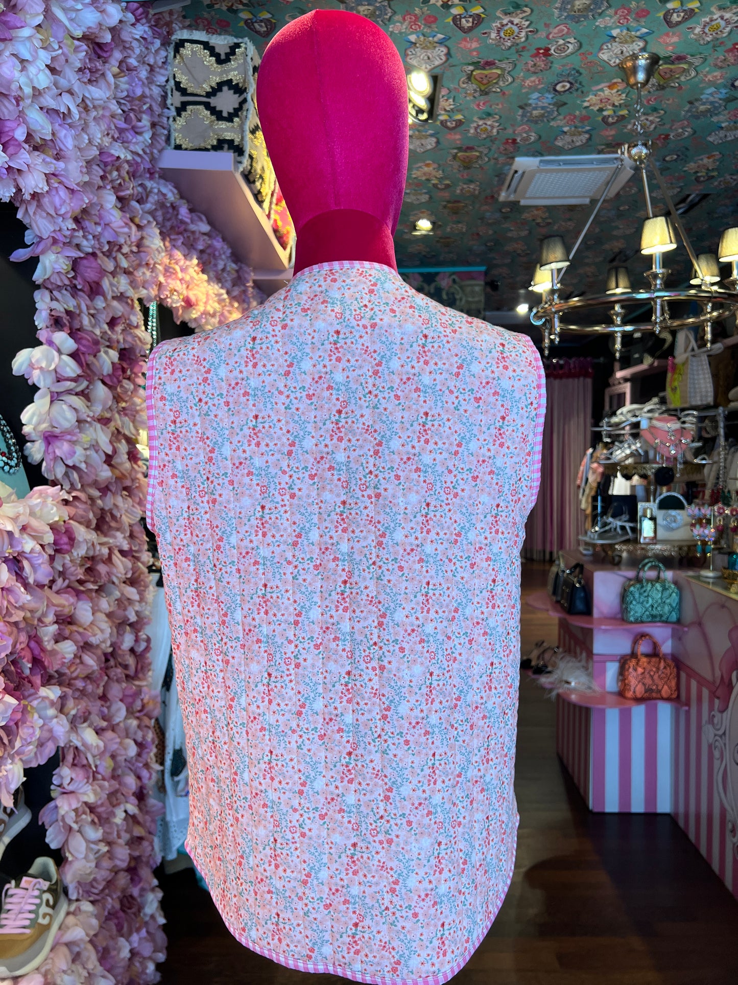Mon amour Paris gilet fantasia floreale su fondo rosa ,interno e profili fantasia vichy