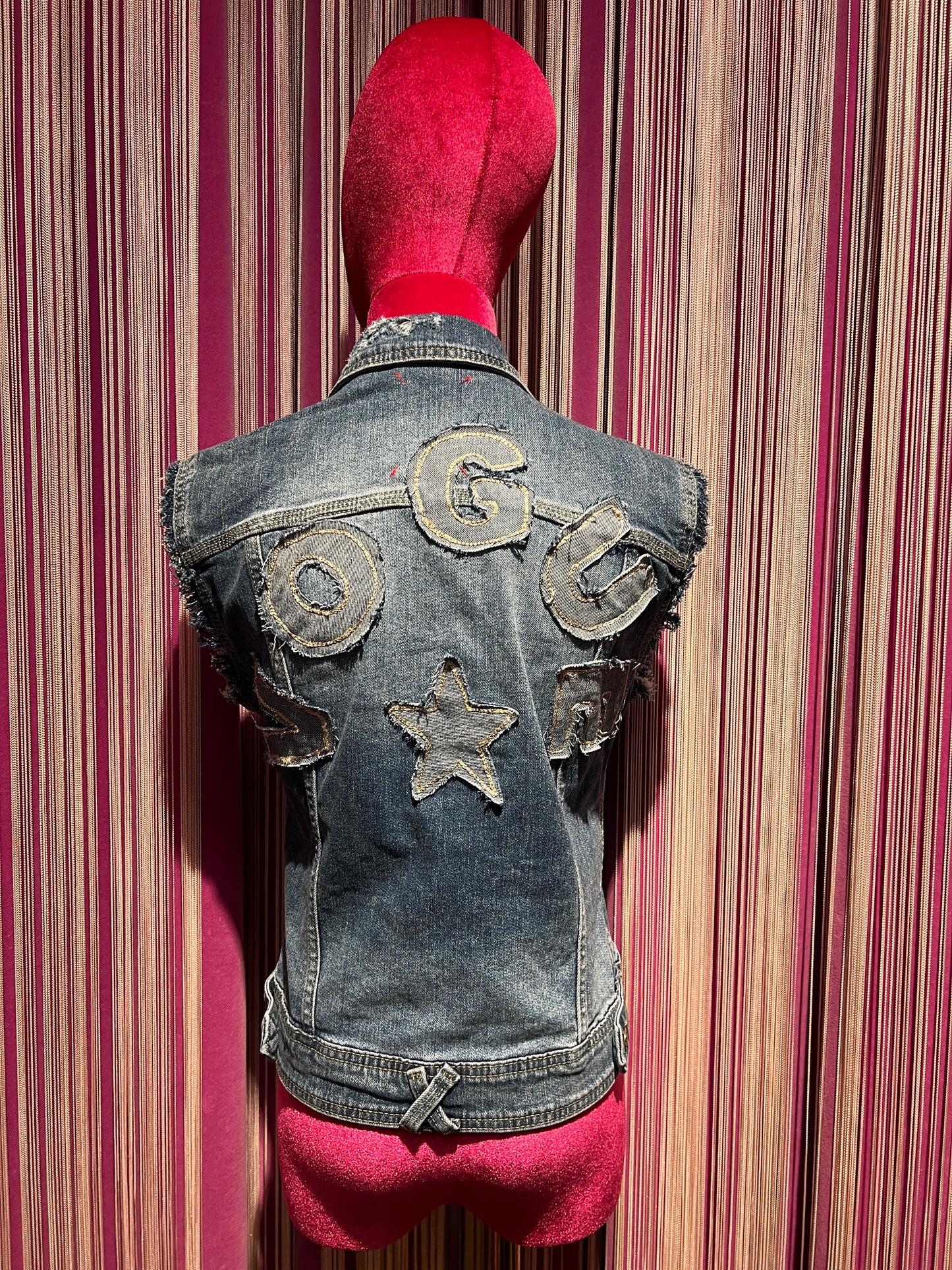 History Repeats gilet jeans con applicazione stelle e cuori scritta dietro Vogue
