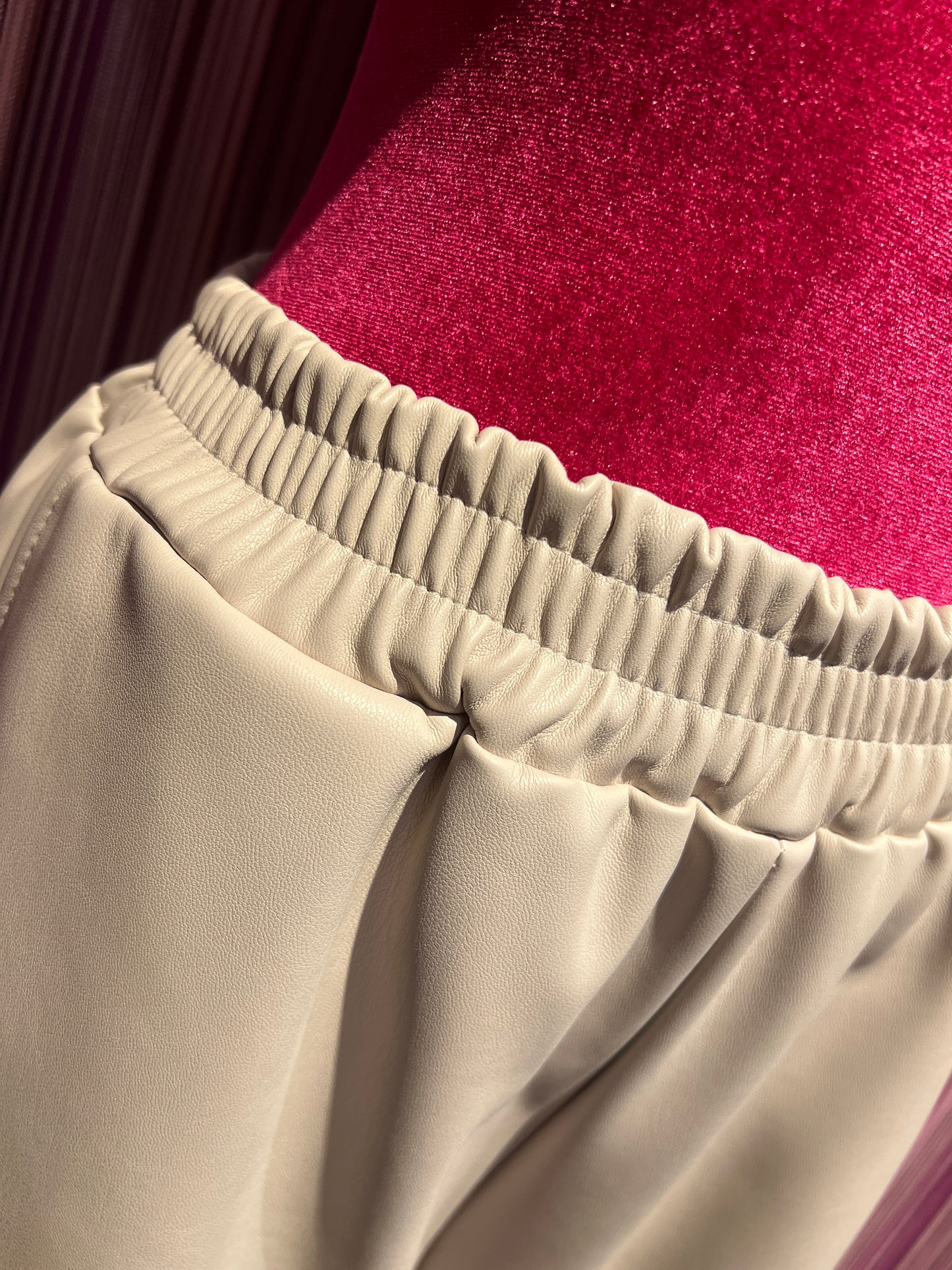Mon amour Paris pantalone ecopelle con elastico panna