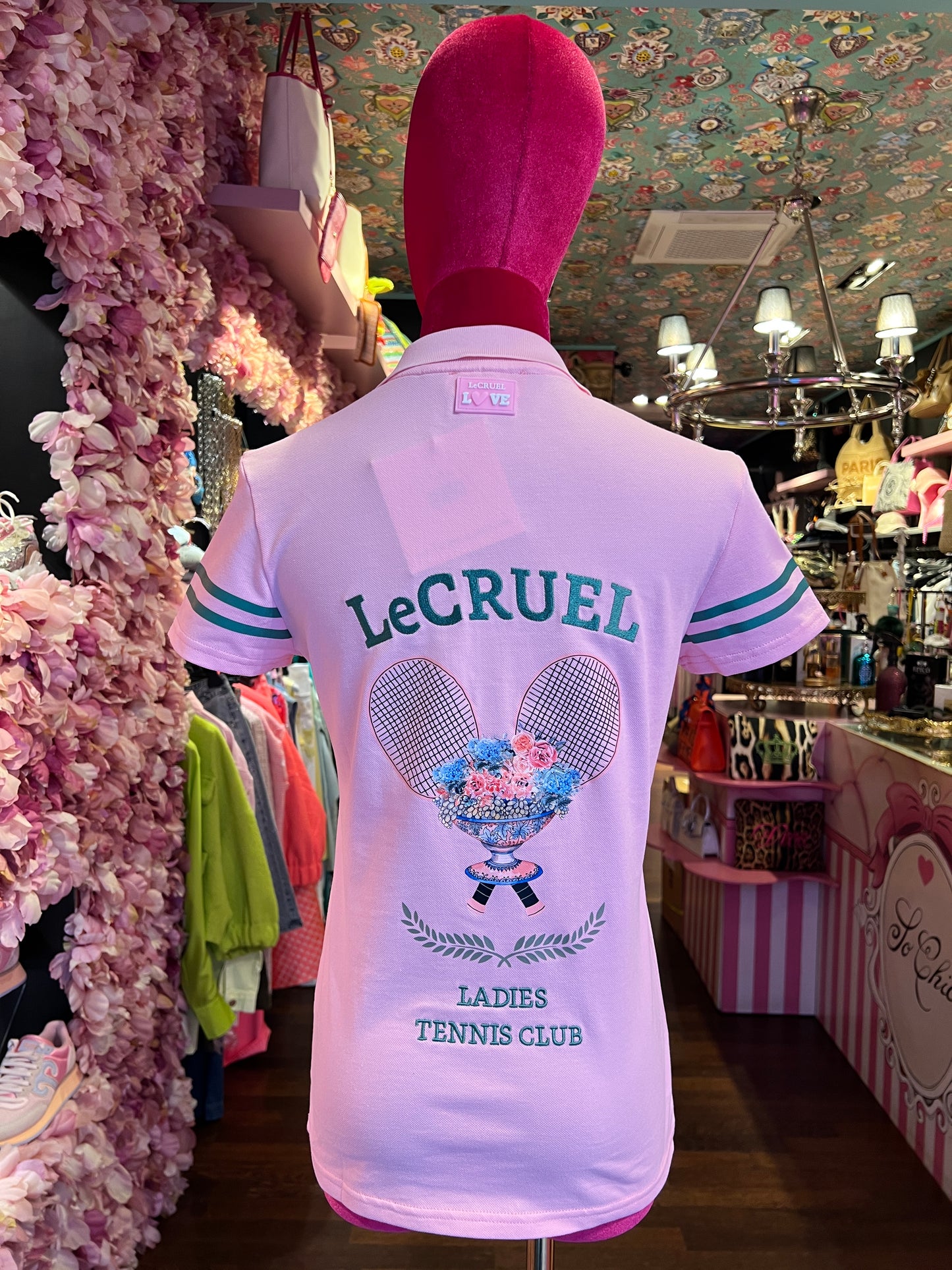 Le Cruel -50% di sconto polo nido d’ape rosa scritta logo verde dietro con disegno racchette e fiori