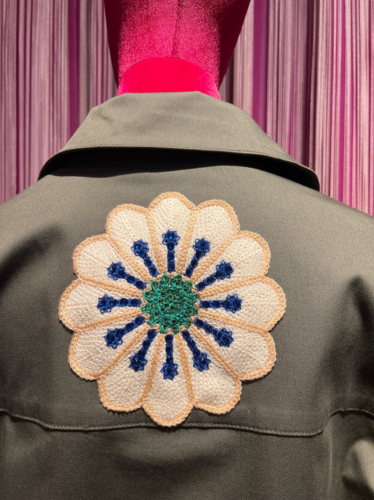 5 Progress sahariana verde militare con patch cotone e cristalli manica con volant