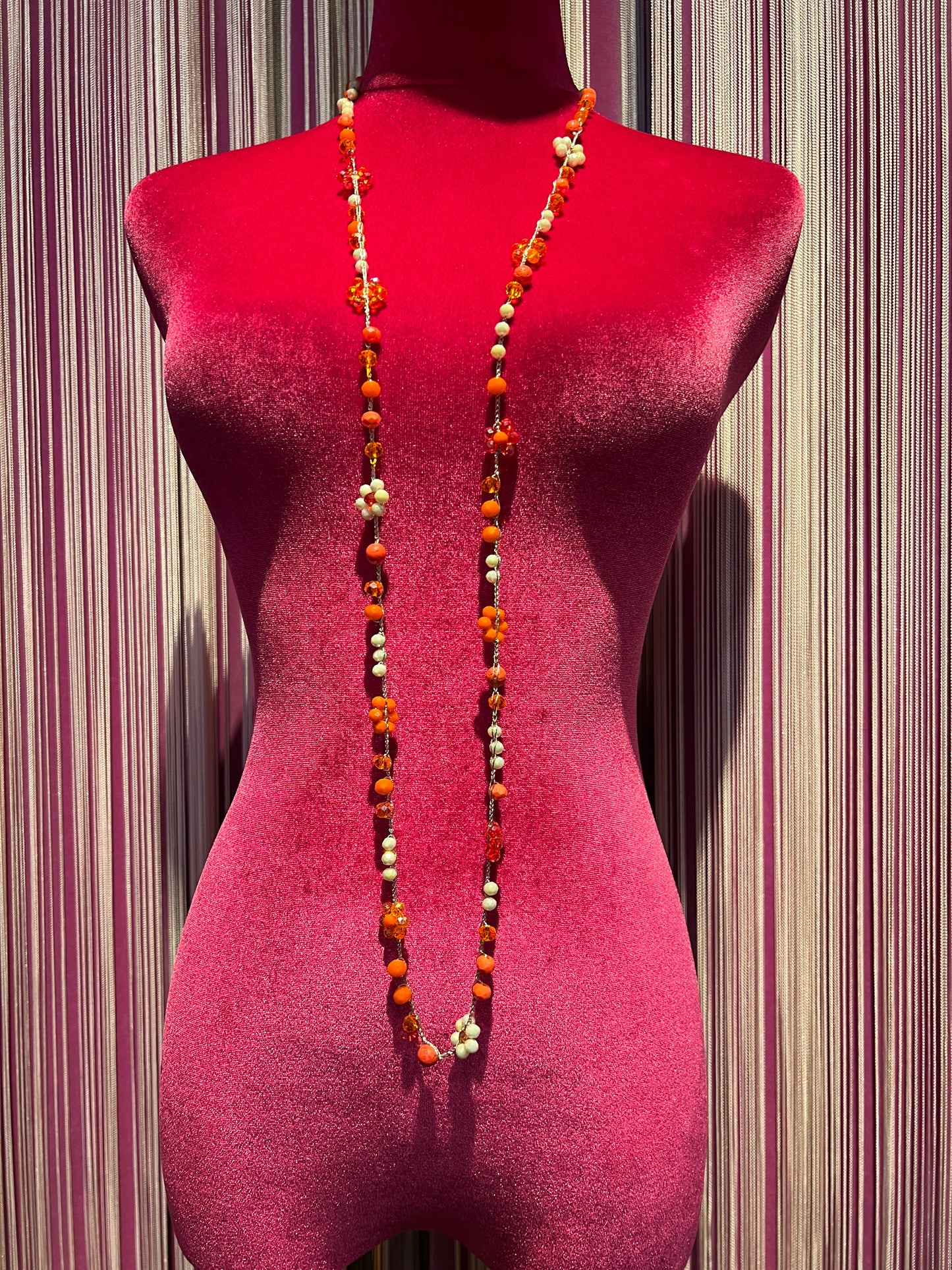 Collana perle vetro arancione/ bianco ghiaccio con filo all’uncinetto