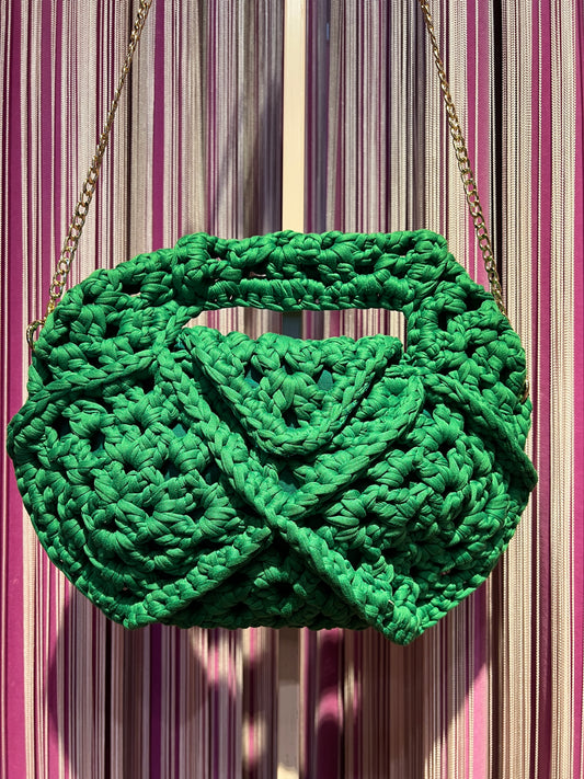 Borsa verde crochet in fettuccia, foderata e tracolla