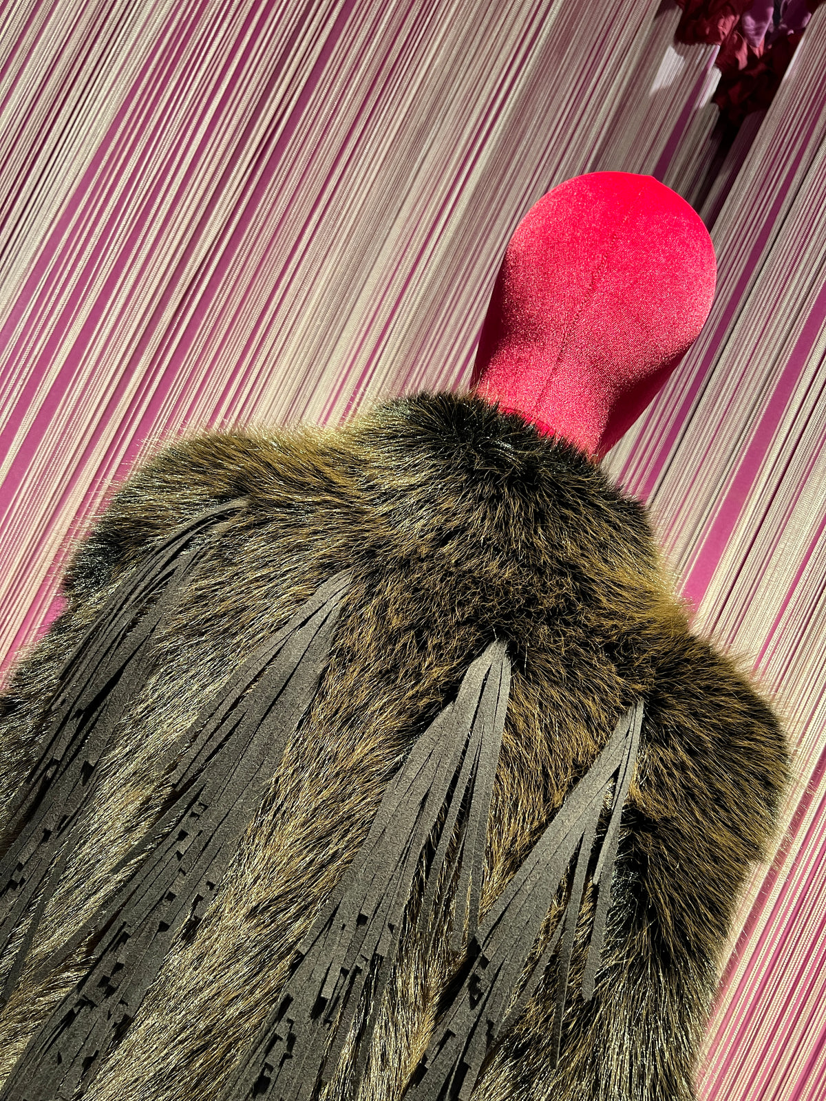 Uncommon gilet di simil pelliccia con frange marrone vestibilita’ over