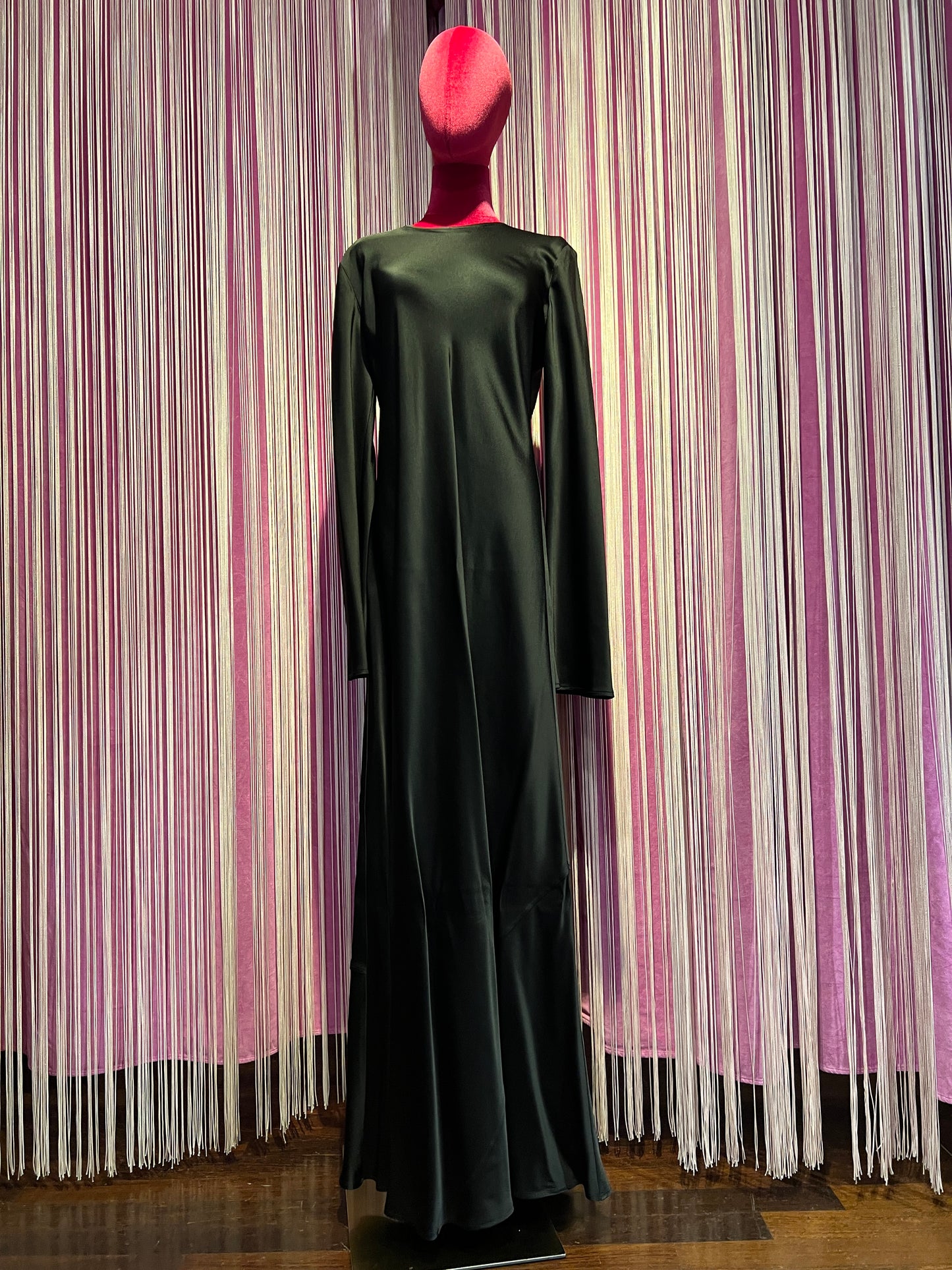 Semicouture abito nero satin lungo con maniche svasate