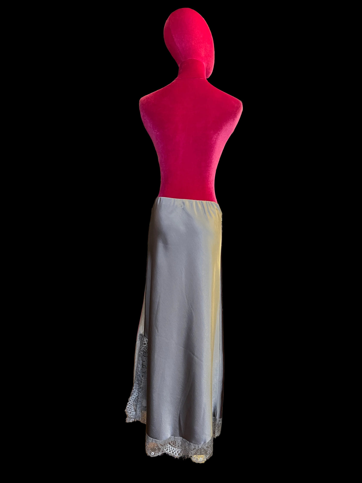 The room gonna in satin taupe con bordo e spacco di pizzo , elastico in vita