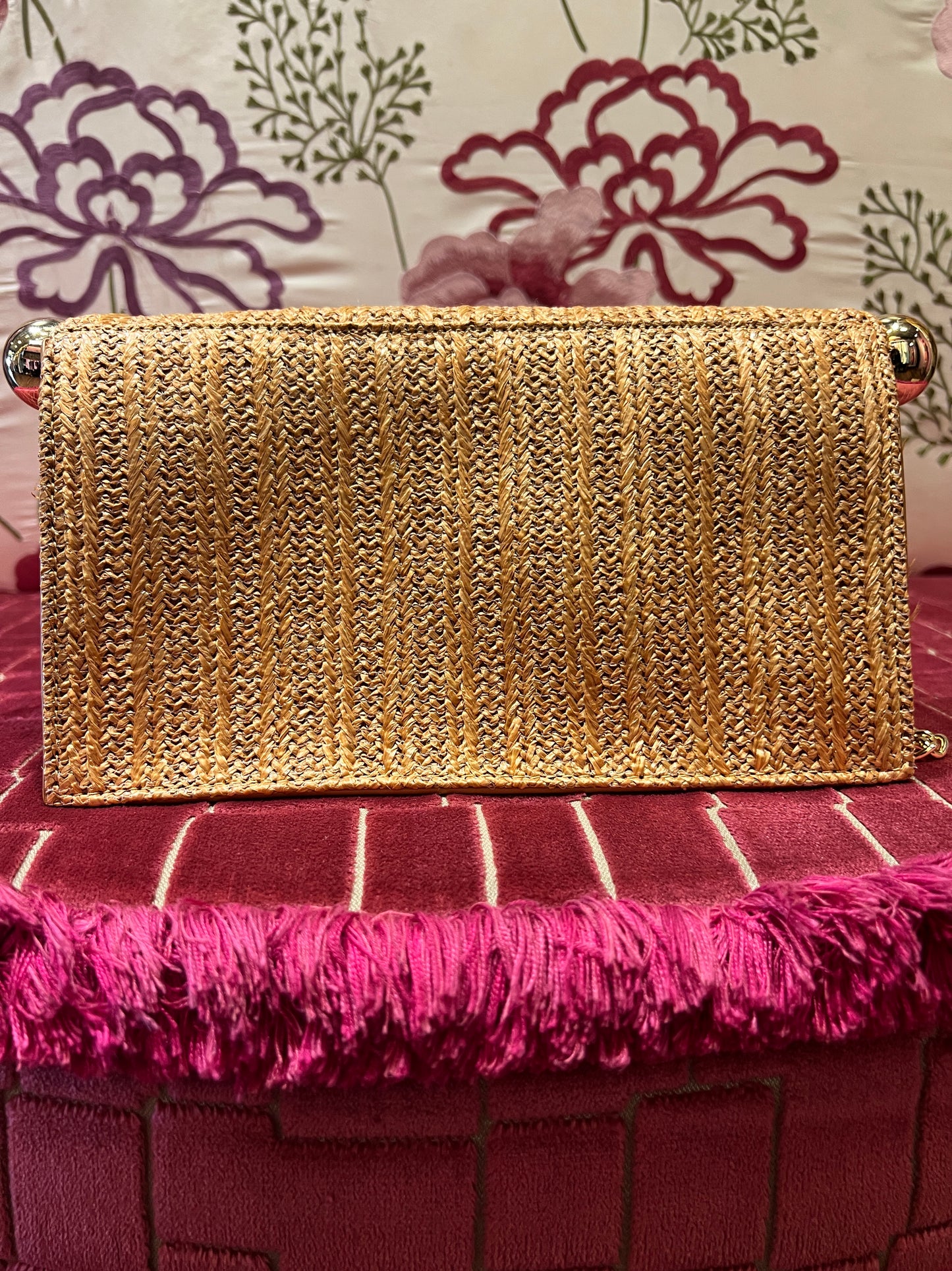 Borsa rafia ed ecopelle camel con fiori ricamati, chiusura magnetica e tracollina