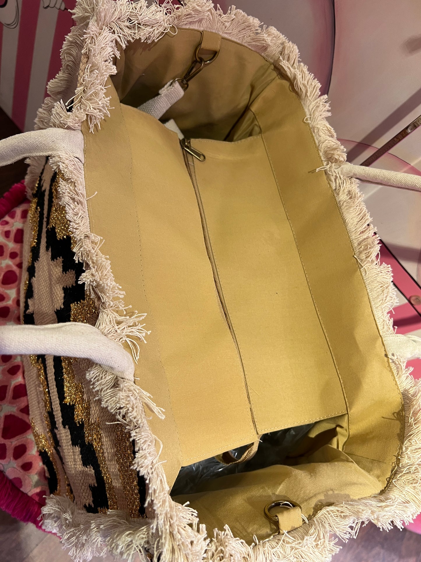 Borsa due manici tela con tracolla e disegni geometrici neri e oro