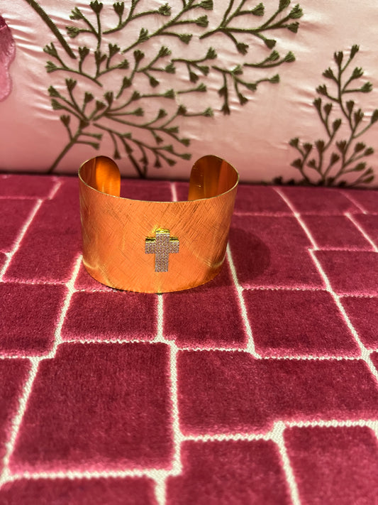 Bracciale manchette rigido in metallo dorato con finitura spazzolata croce centrale zirconi bianchi