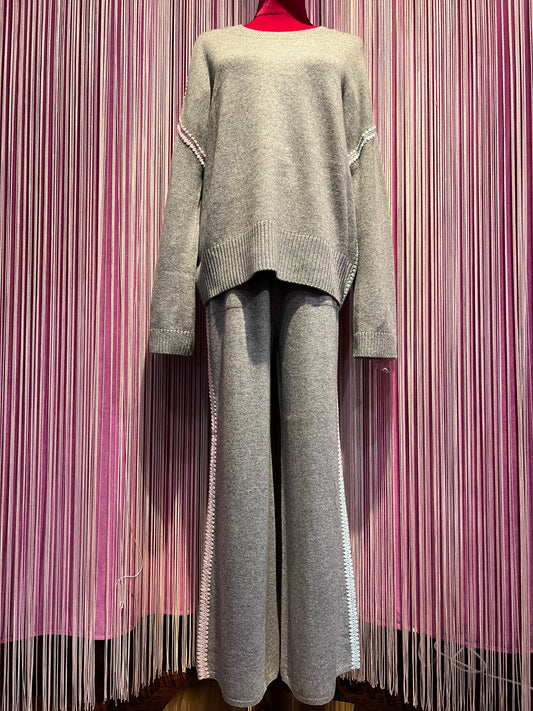 Sincere Paris completo maglia e pantalone grigio lana e cachemire con rifiniture colorate