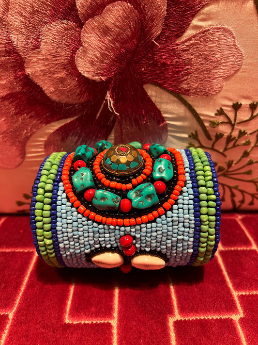 Bracciale alto con perline multicolor turchesi coralli e conchiglie