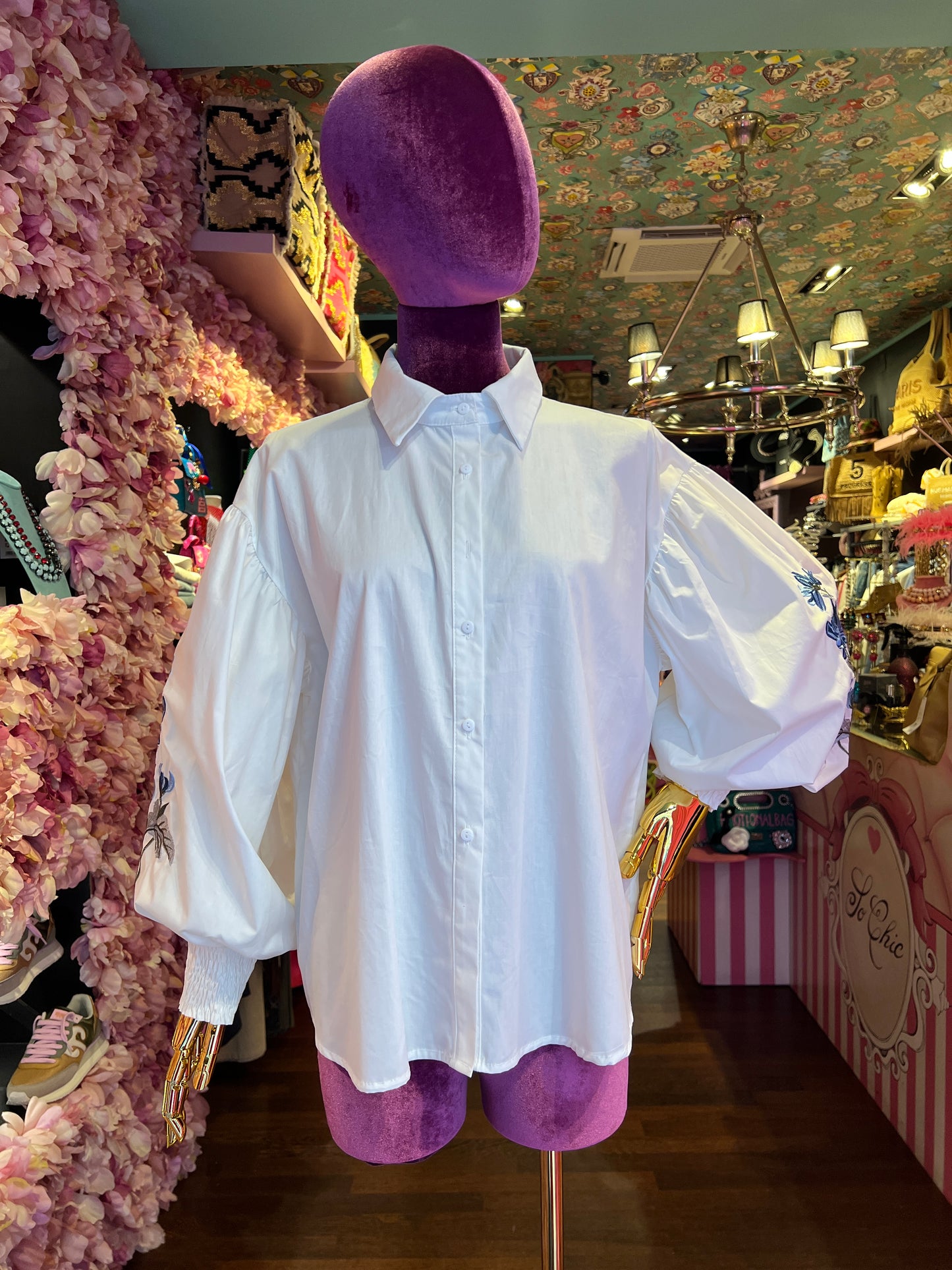 Mon amour Paris camicia cotone bianca con ricami azzurri e blu su maniche ampie