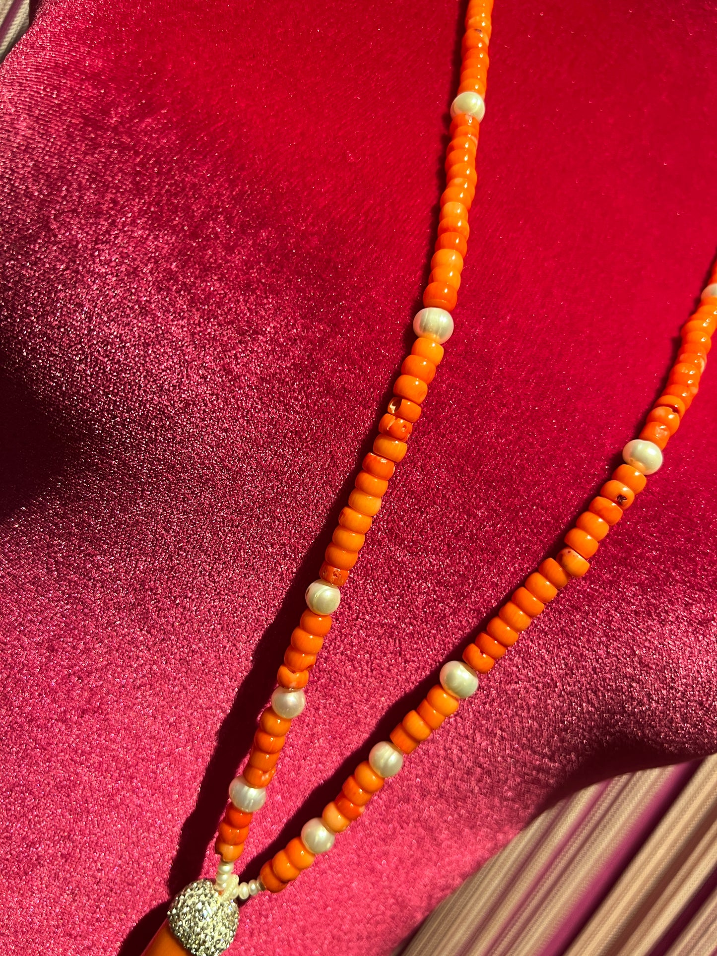 Collana con perle ed elementi cilindrici e corno in pasta di corallo