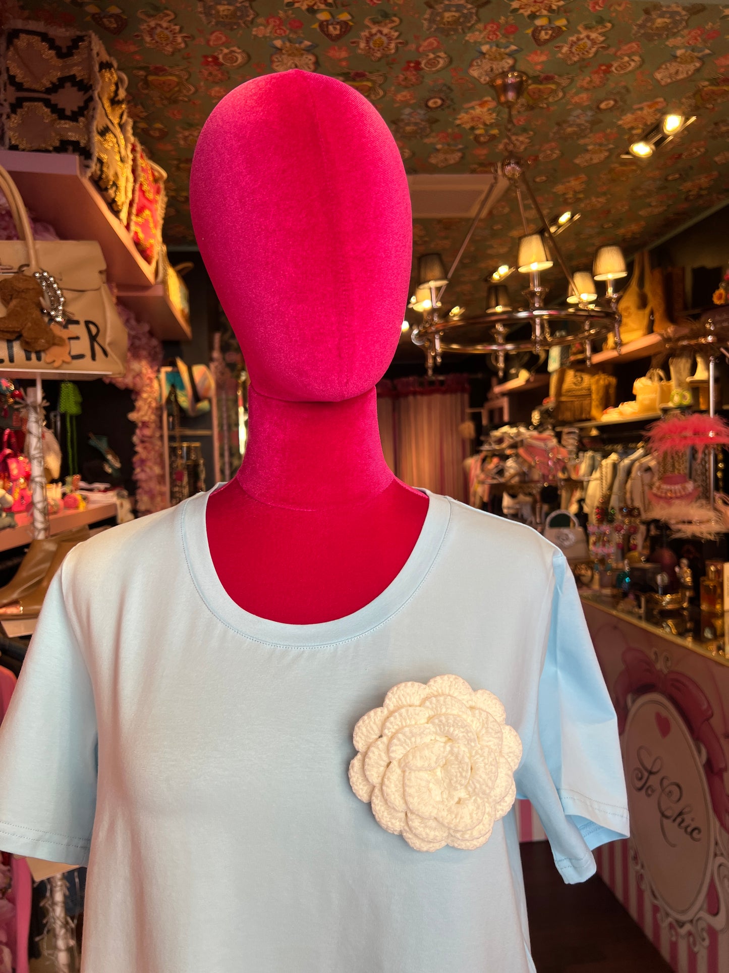 Mon amour Paris -20% di sconto t shirt cotone celeste con spilla camelia bianca uncinetto