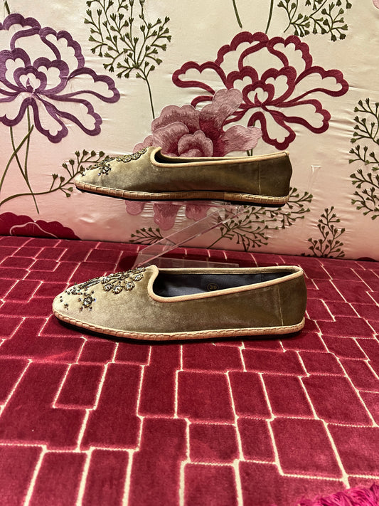 Maliparmi babouche bijoux in velluto ricamato con fiori di paillettes e perline cucite a mano