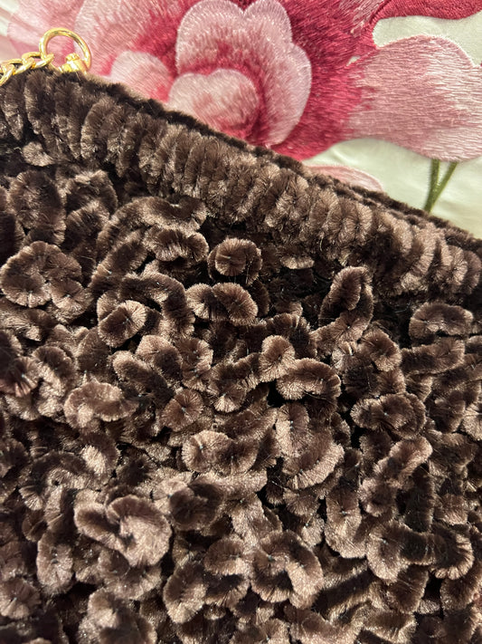 Love & roses clutch con tracollina dorata in ciniglia marrone