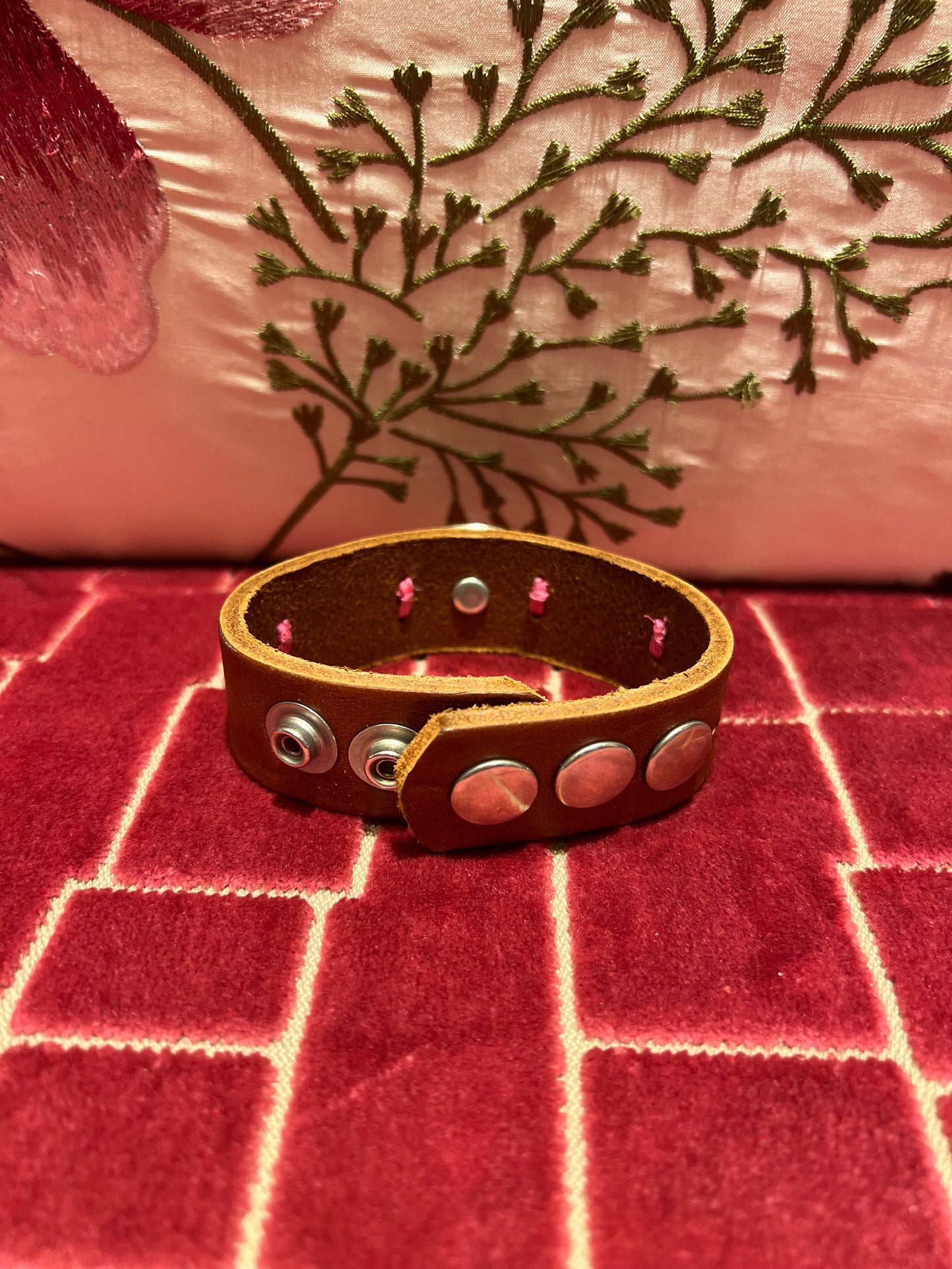 Bracciale regolabile cuoio perline bianche e rosse