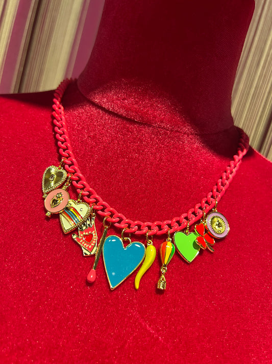 Principessa glam collana girocollo catena fucsia con charms cuore azzurro cornetto giallo trifoglio rosso