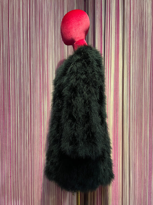 11 Love is glamour cappotto nero piume maniche a 3/4