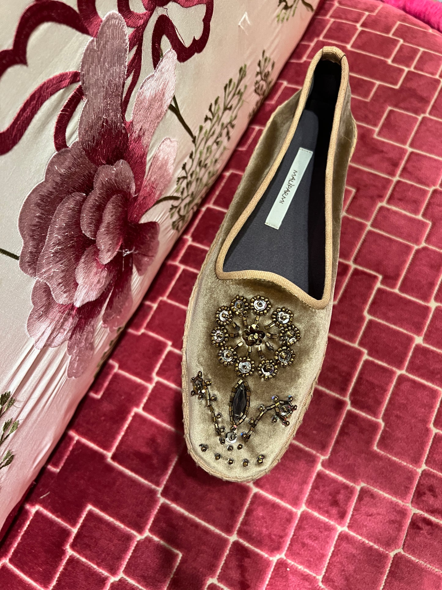 Maliparmi -50% di sconto babouche bijoux in velluto ricamato con fiori di paillettes e perline cucite a mano
