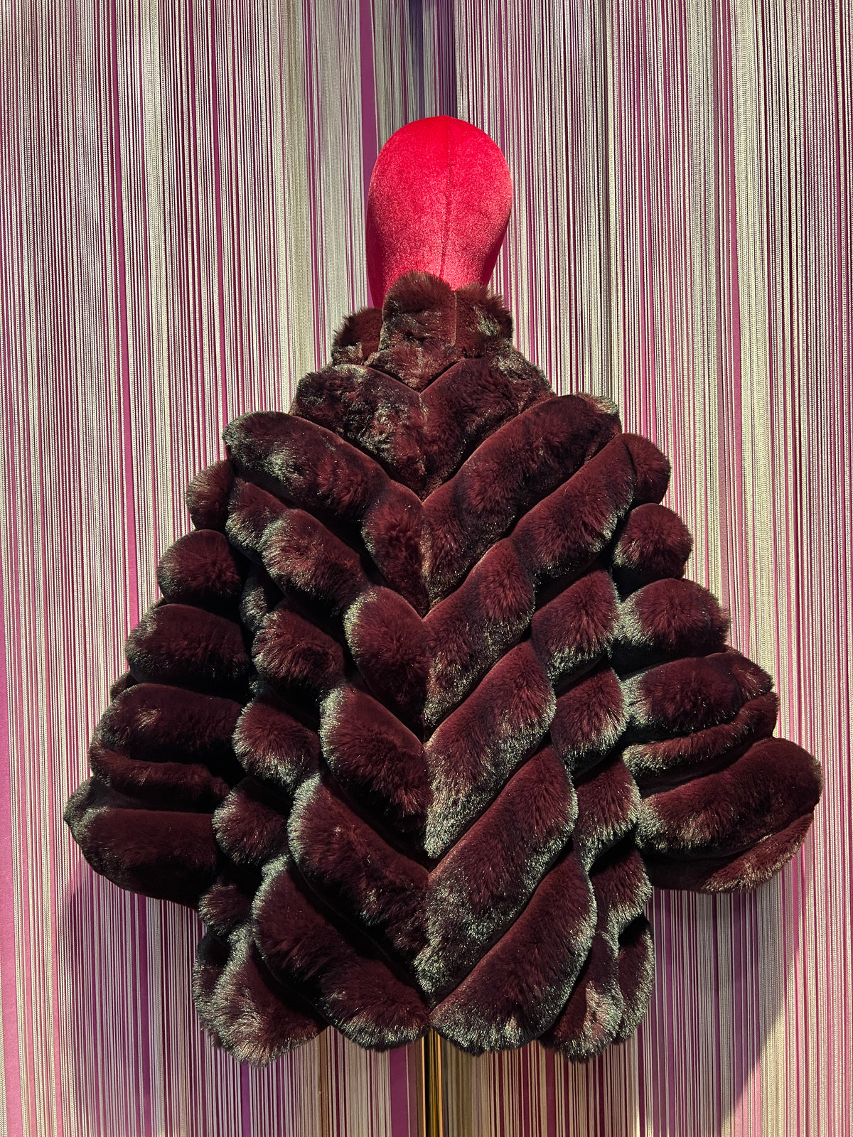 The room giacca simil pelliccia effetto visone con maniche a 3/4 burgundy