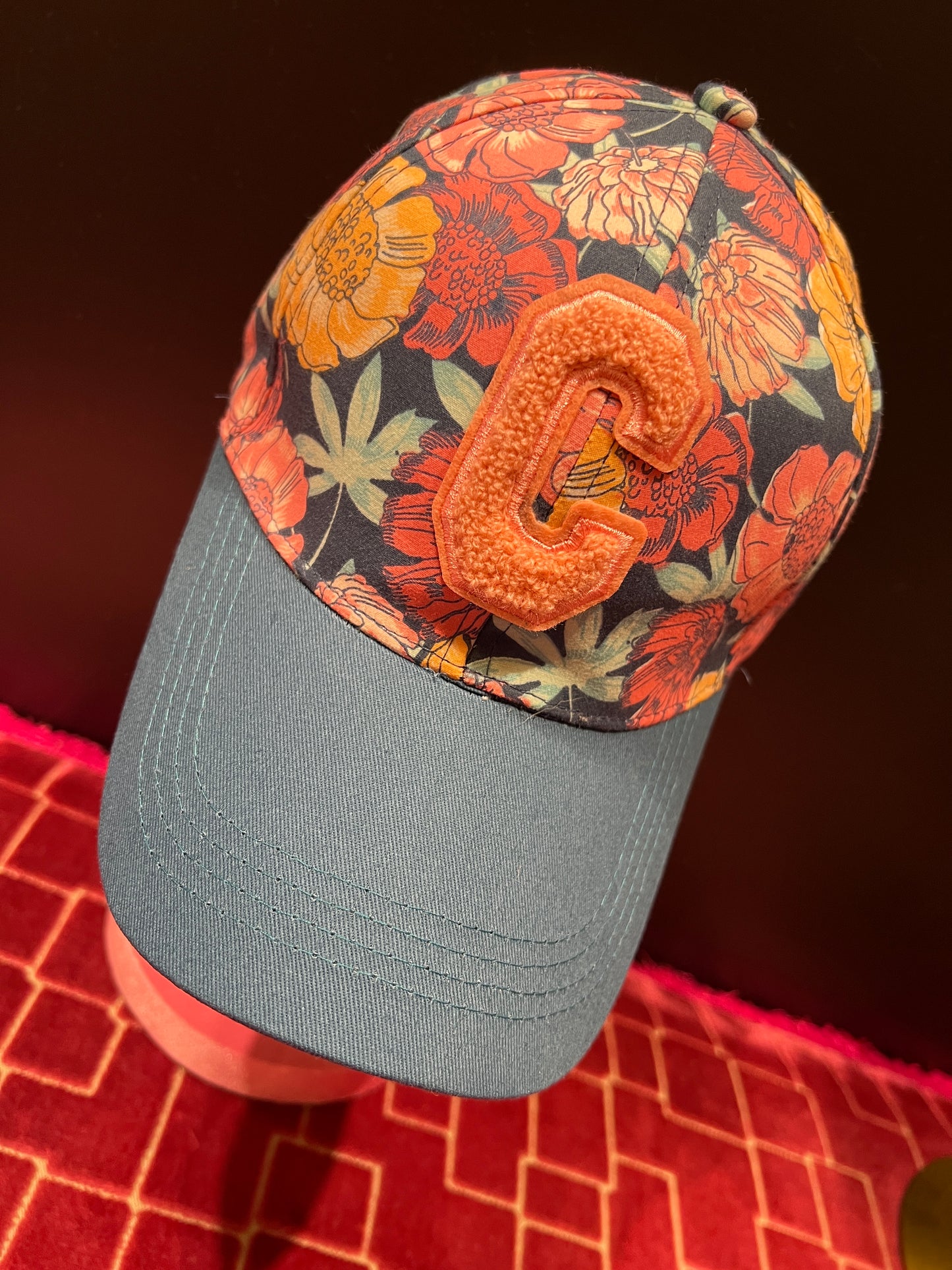 Cappello visiera cotone regolabile fantasia floreale su sfondo blu C rosa salmone
