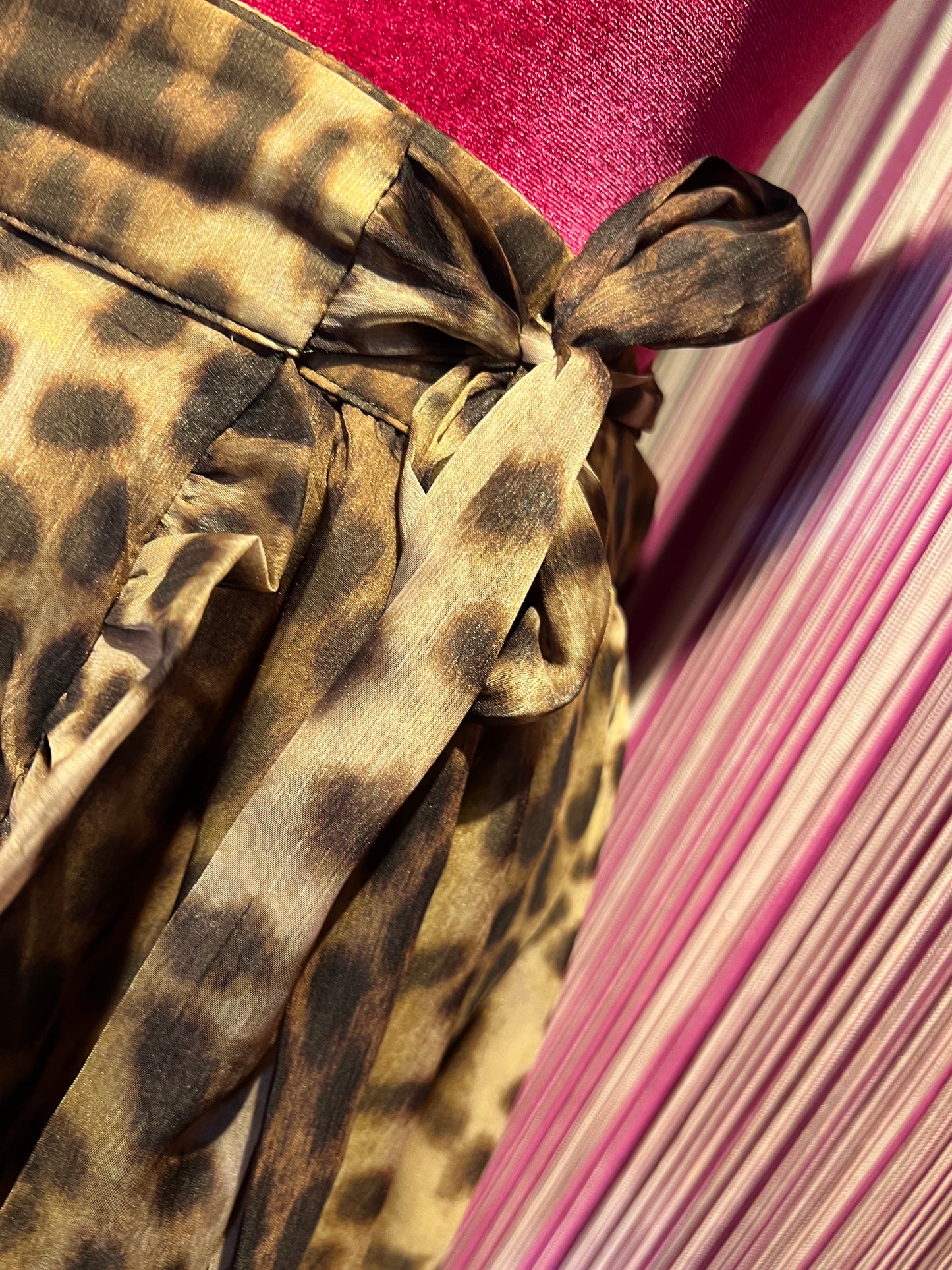 The room completo camicia satin cioccolato e gonna maculata con rouche