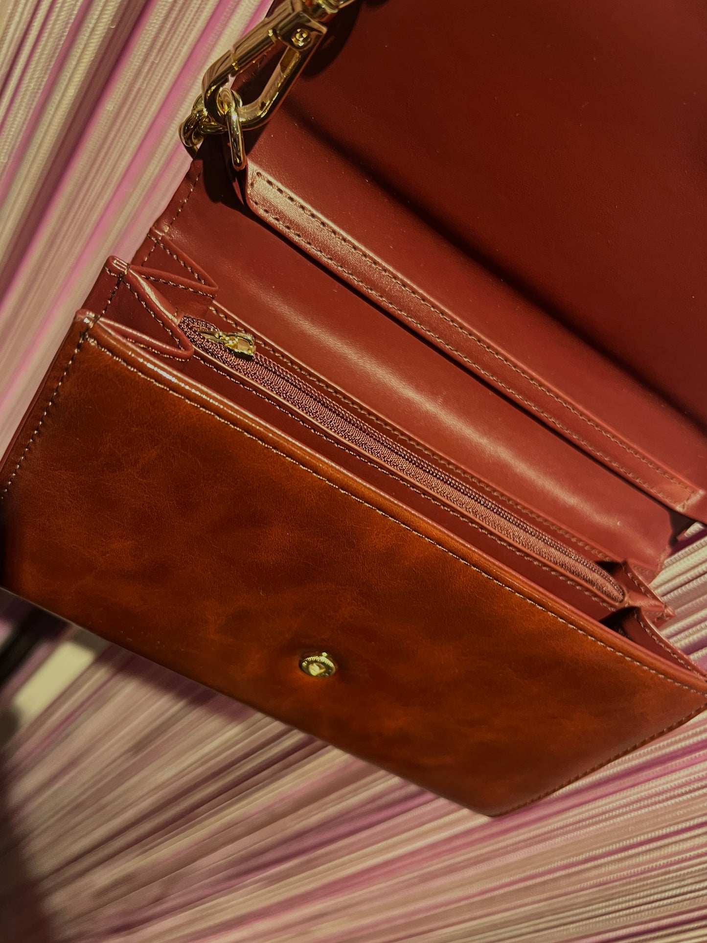 Rue Madam borsa tracollina ecopelle burgundy con catene oro e charms