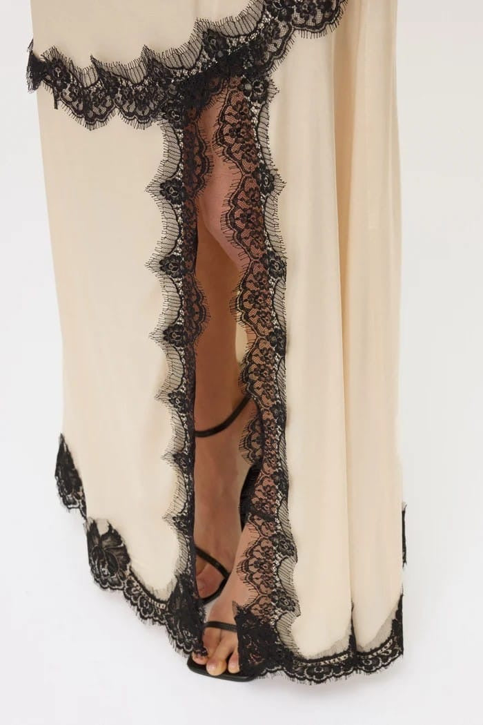Pink memories abito sottoveste con spacco beige e pizzo nero