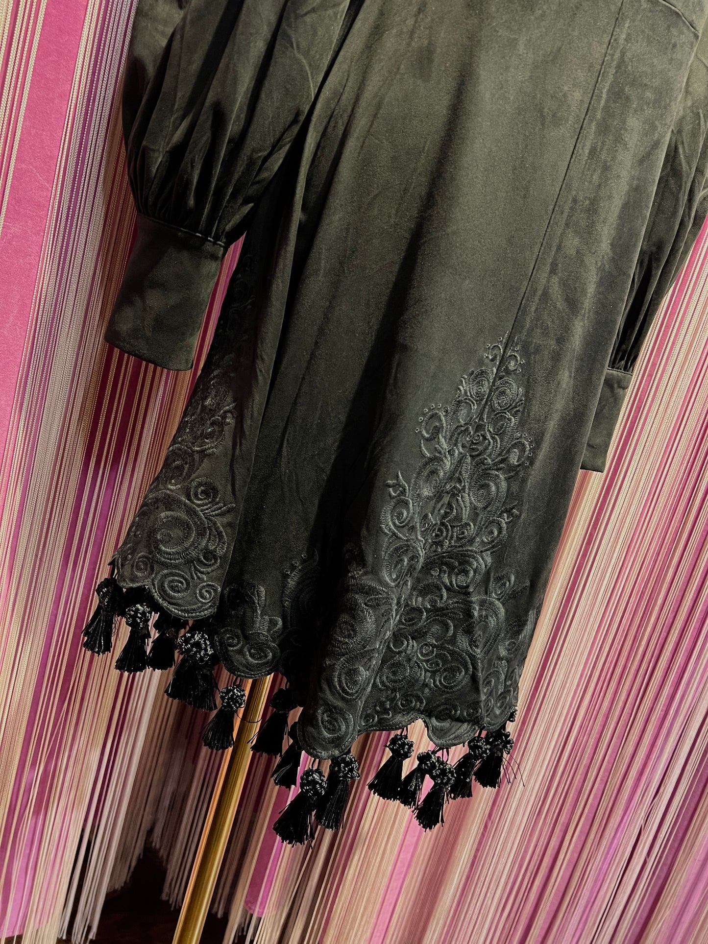 Amosa abito con bottoncini e nappine nero ecosuede
