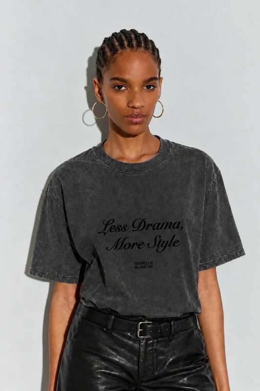 Isabelle Blanche Paris t shirt manica corta grigio antracite delave’ con scritta “ Less drama more style” scritta colore nera