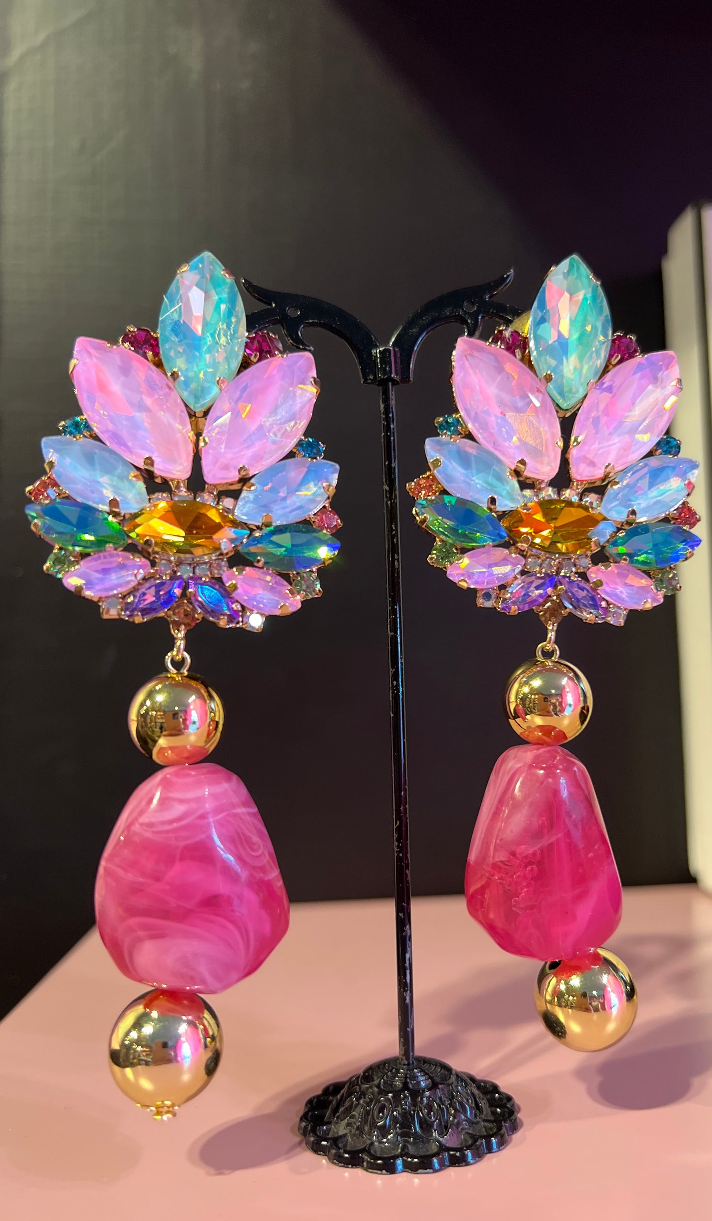Orecchini con clips multicolor toni del rosa con pendente fucsia