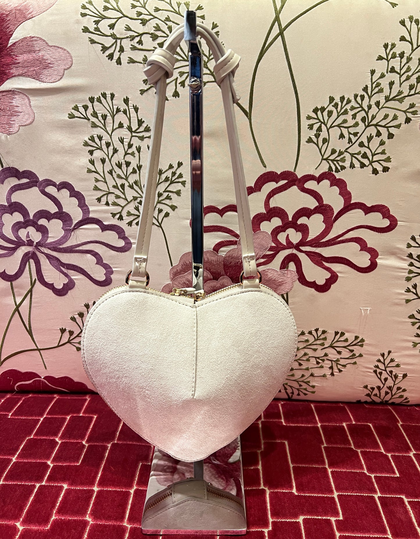 Borsa a forma di cuore con borchie scamosciata con tracolla ghiaccio