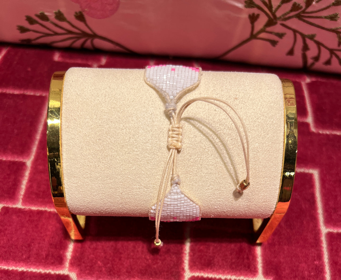 Bracciale perline regolabile fondo bianco rombi piccoli fucsia rosa oro