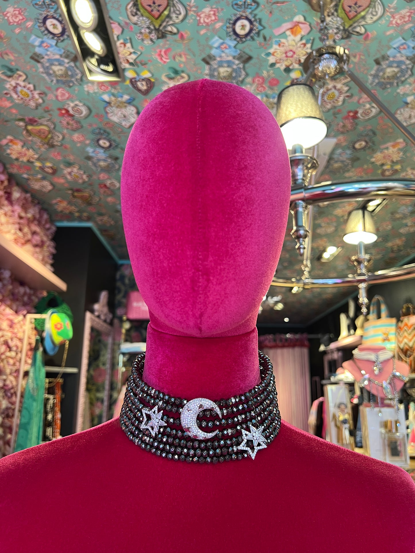 Manuela Ajo’ creazioni choker cristalli grigio scuro con spille mezza luna e stelle di strass