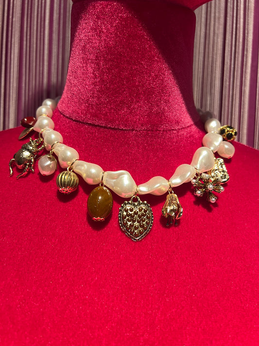 Collana perle girocollo con charms