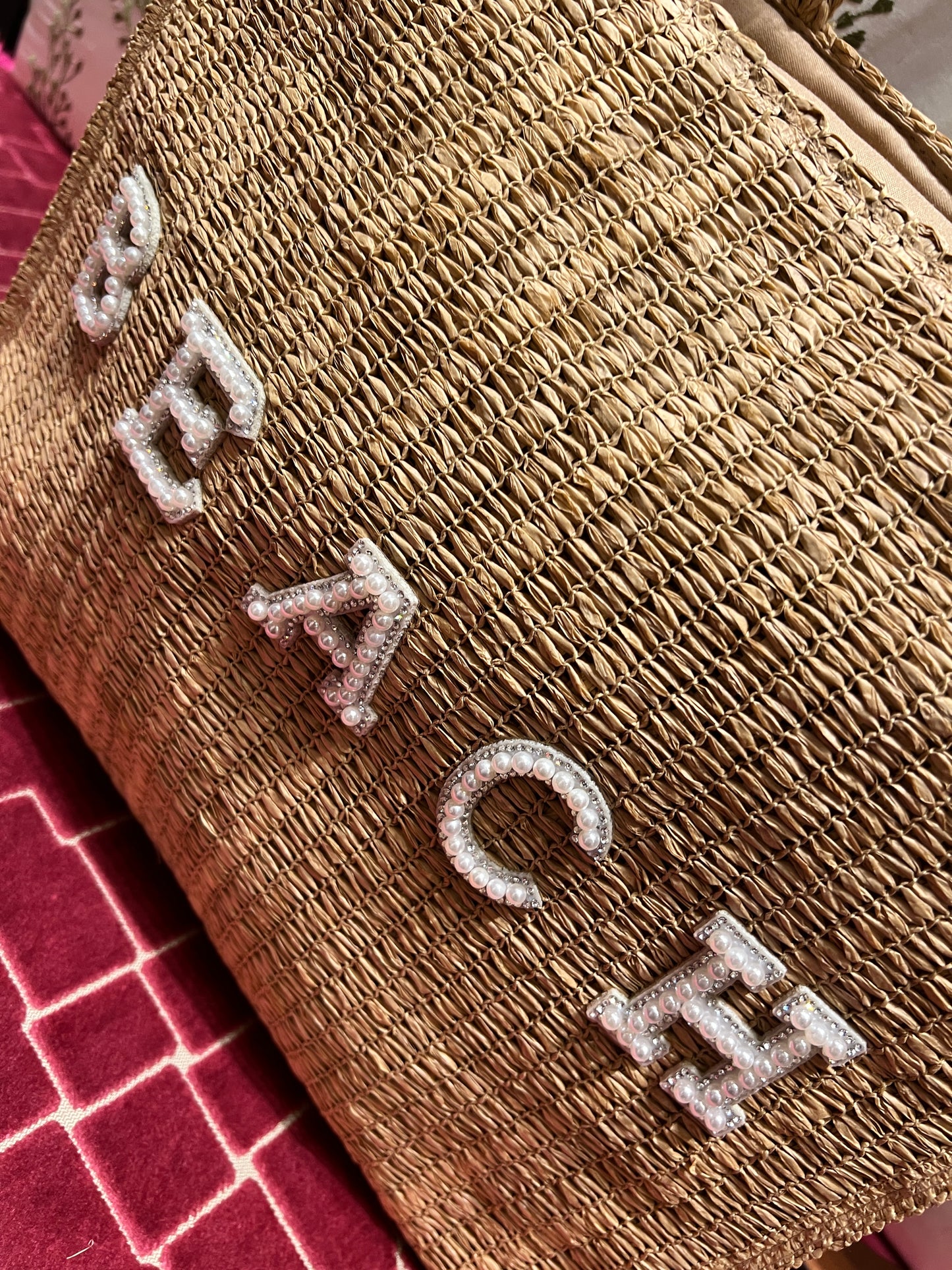 Borsa due manici in paglia intrecciata con tracolla e scritta “ Beach” in perline