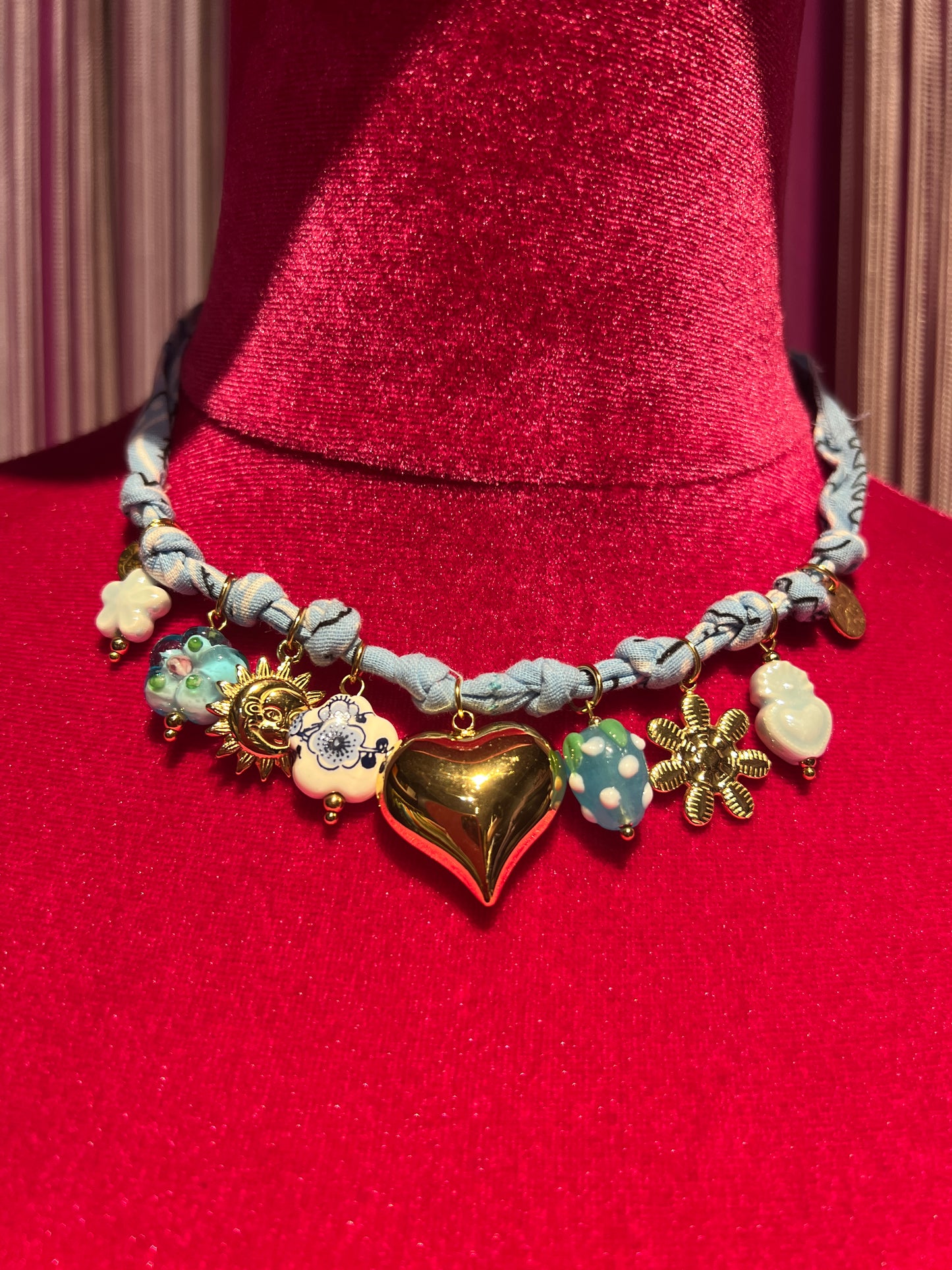 Collana charms montati su tessuto stampa bandana celeste