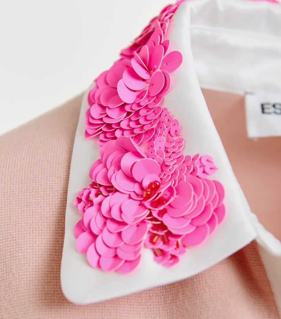 Essentiel antwerp polo rosa con colletto bianco con applicazioni paillettes fucsia