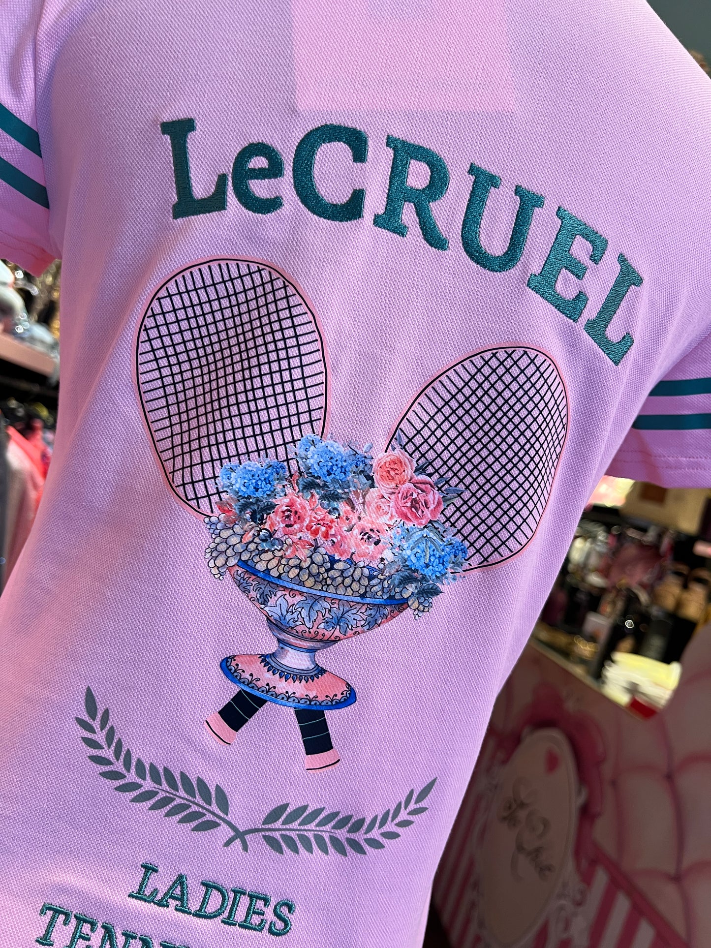 Le Cruel -50% di sconto polo nido d’ape rosa scritta logo verde dietro con disegno racchette e fiori
