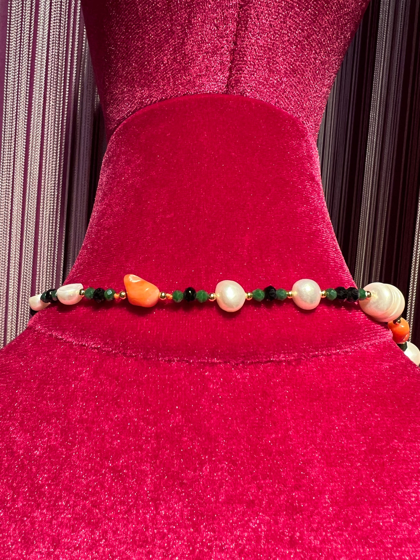 Collana pietre dure con elementi in pasta di corallo, perle barocche e perline verdi