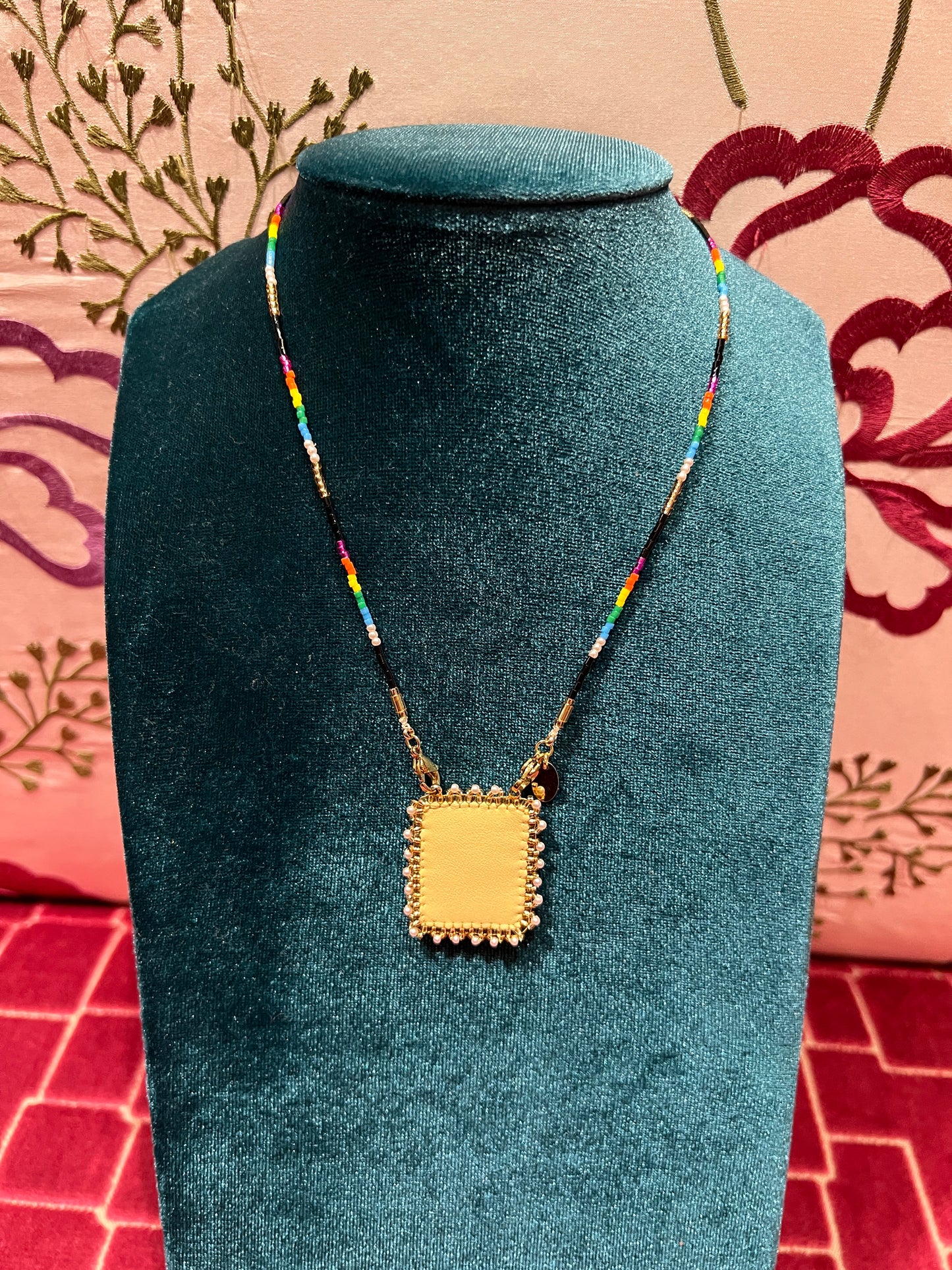 Collana girocollo perline croce fondo nero e pelle