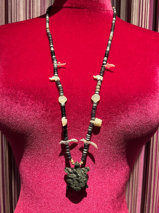 Collana pendente tartaruga ,elementi in madreperla e perline taupe beige e grigie
