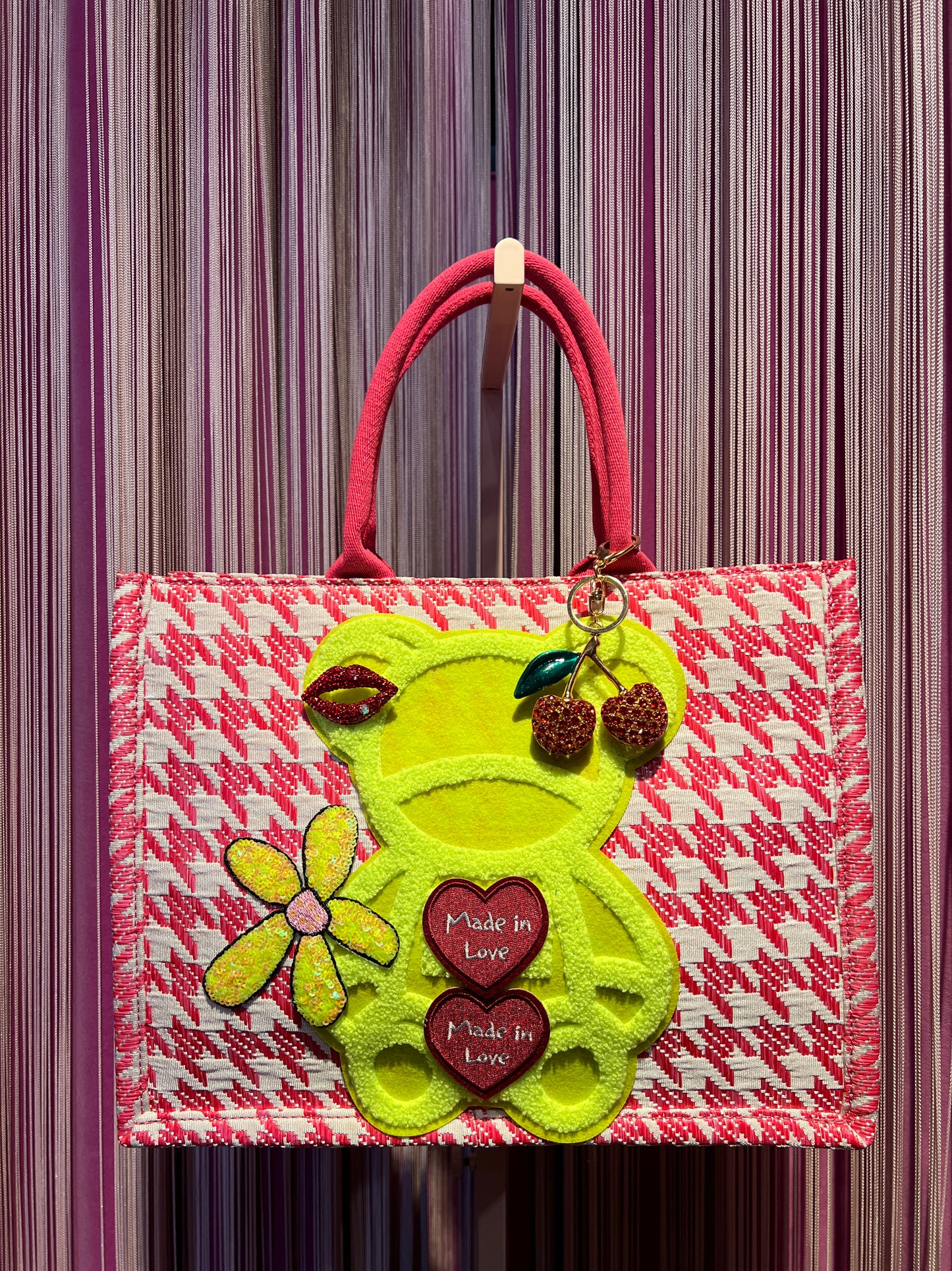 Borsa in tessuto -50%con tracolla pied de poule bianco e fucsia , charms , spilla e patch