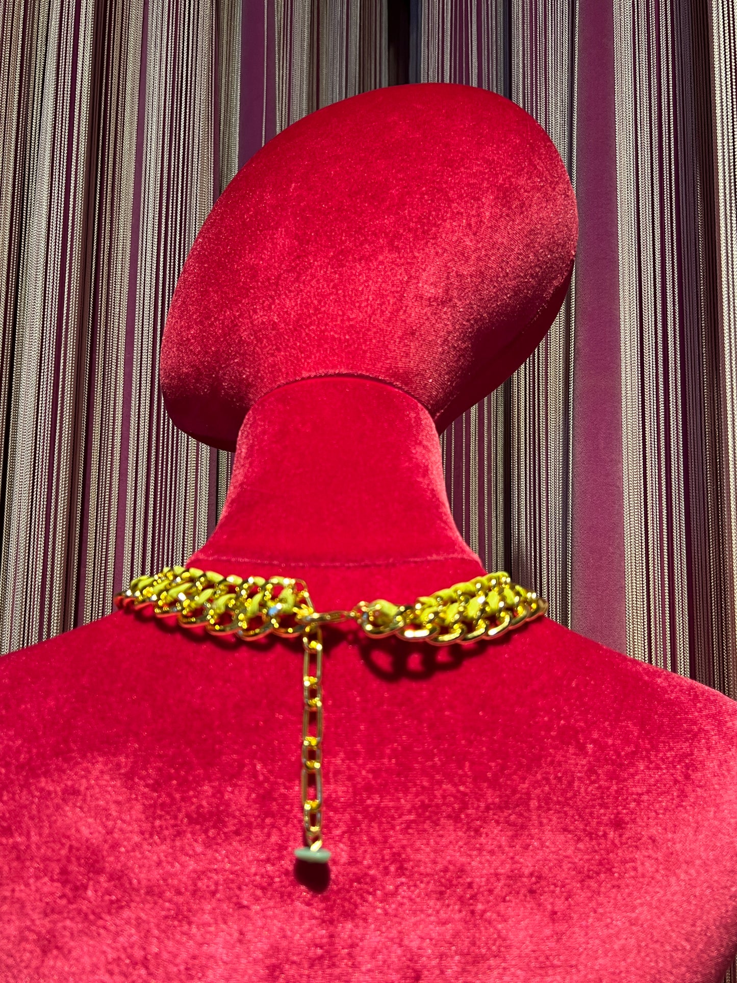 Collana catena dorata con passamaneria verde con fiori verdi e fiore di perline celesti