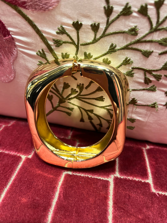 Bracciale liscio oro quadrato con chiusura a molla