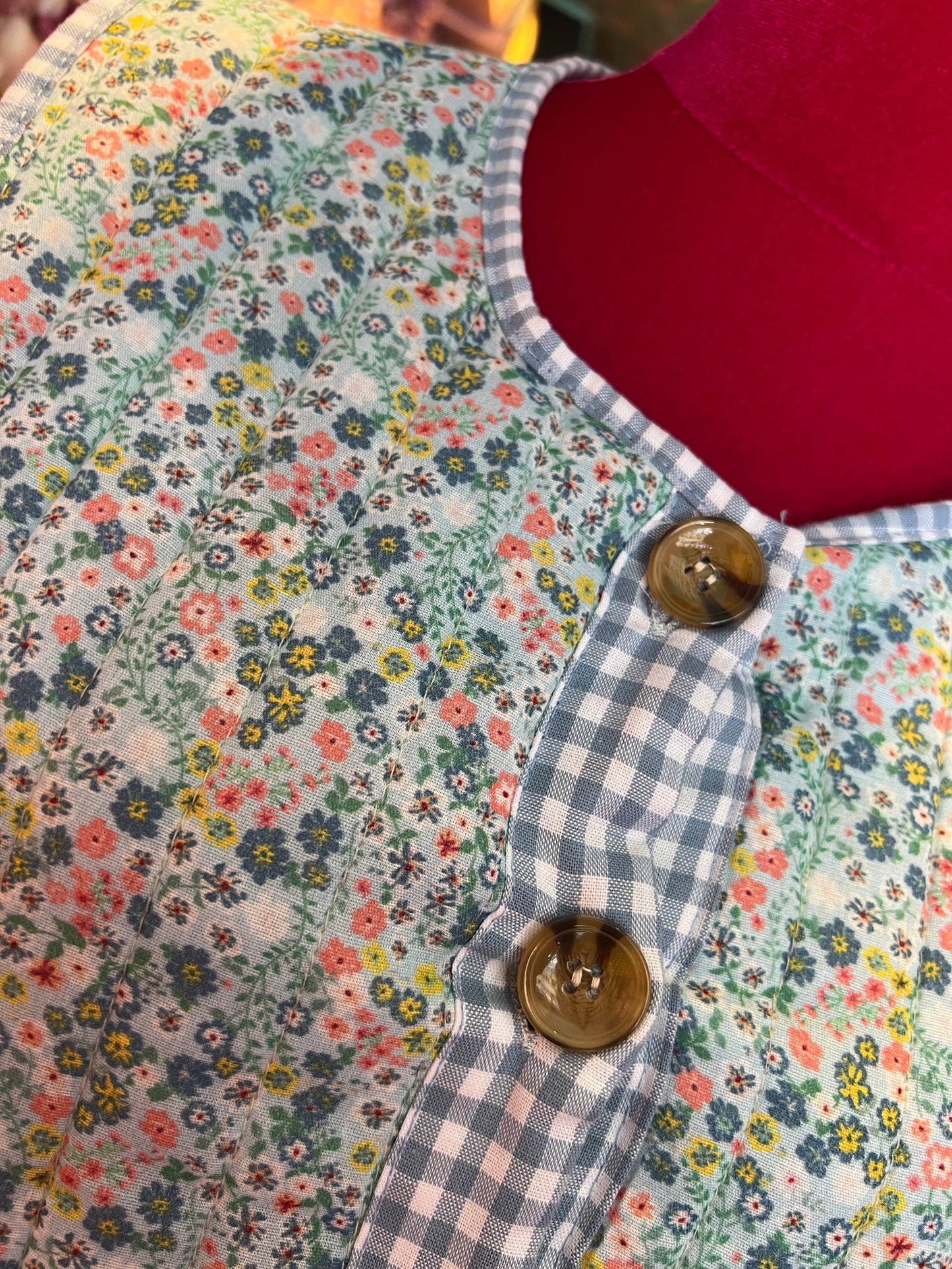 Mon amour Paris gilet cotone fantasia floreale su fondo celeste con interno e profili fantasia vichy