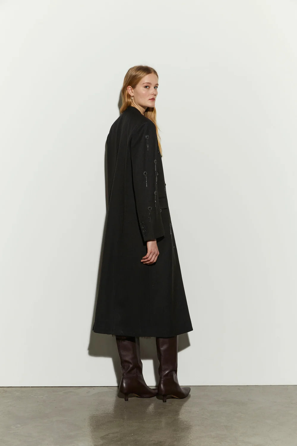 Isabelle Blanche Paris cappotto nero lungo senza collo con ricami strass