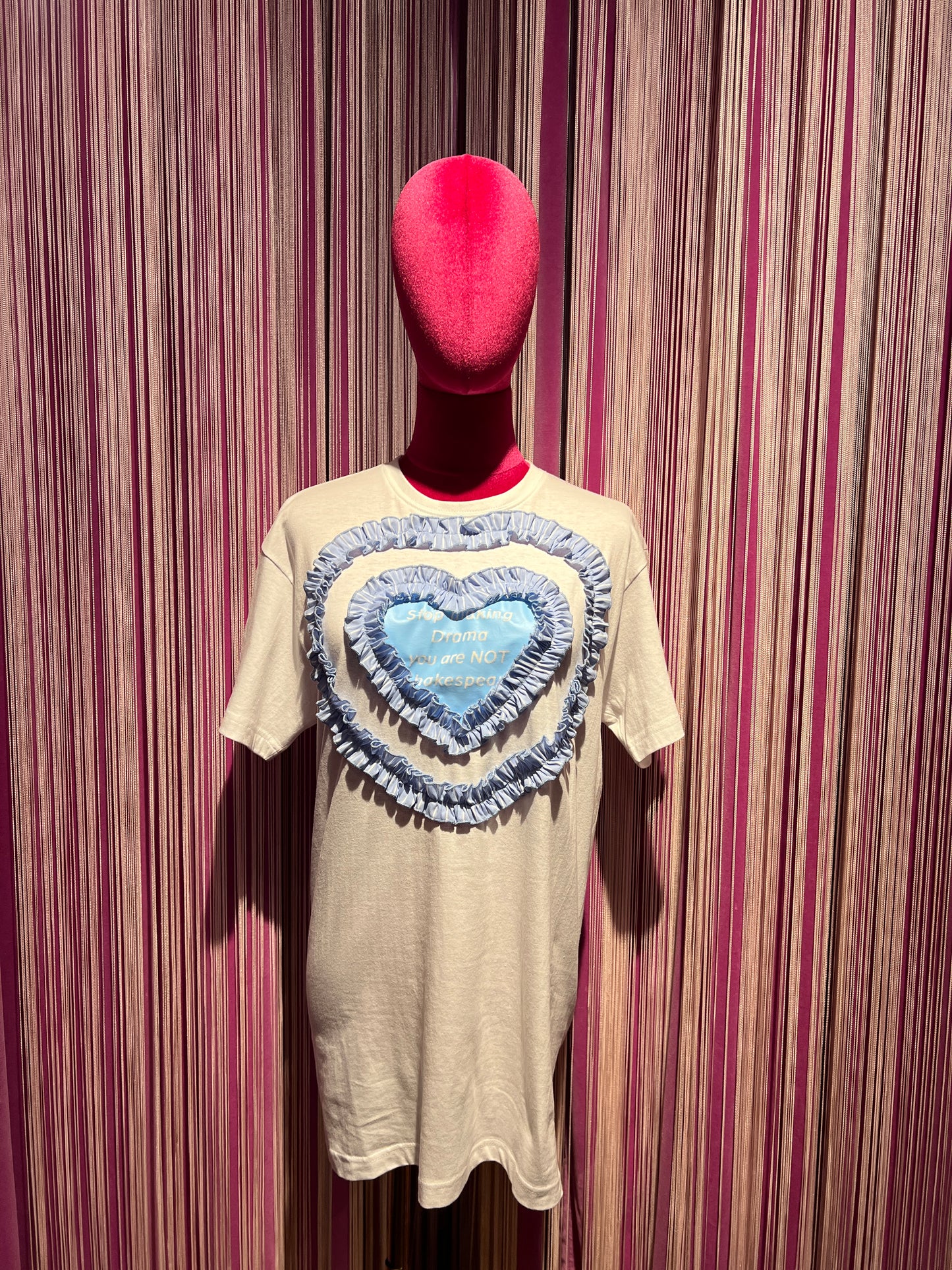 Gina Gorgeous t shirt con applicazione cuore celeste con scritta e volant Talli